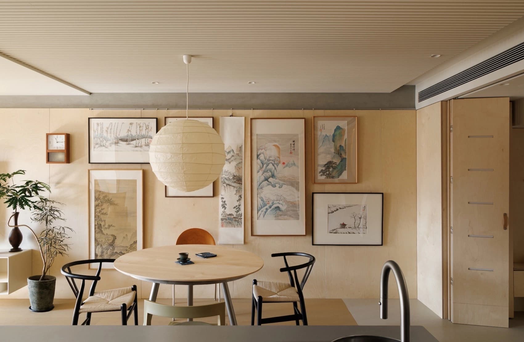 Bỏ hai phòng ngủ để 'nới' căn hộ 120 m2 cho bố mẹ nghỉ hưu