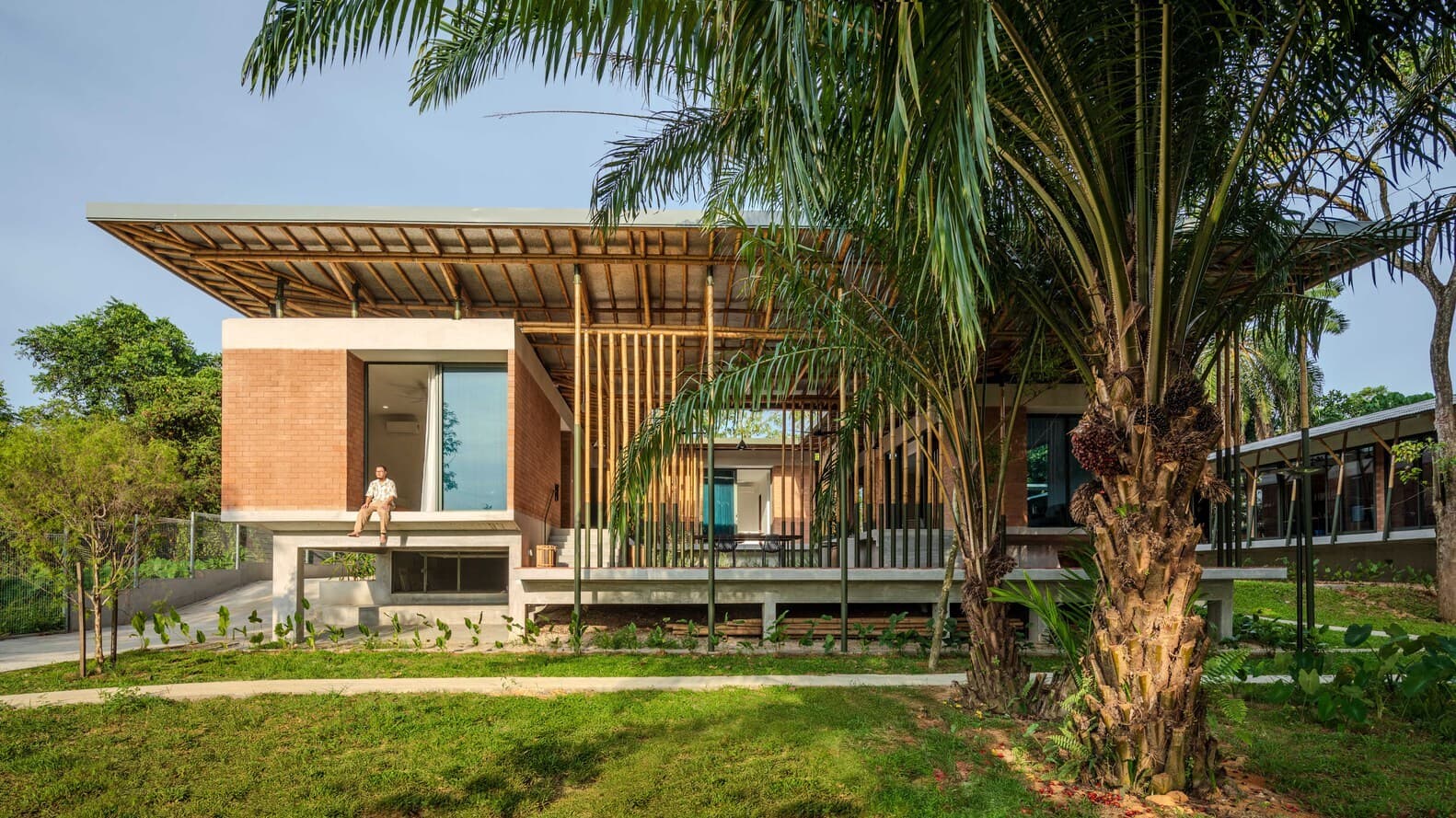 Khám phá kiến trúc nhà mái tre 565 m2 tối ưu thông gió tự nhiên tại Malaysia