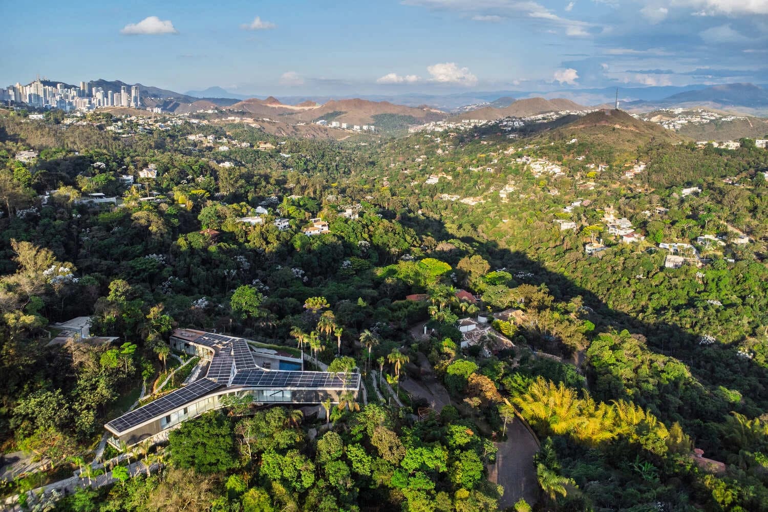 Kiệt tác biệt thự 1.800 m2 'bay bổng' giữa đại ngàn Brazil