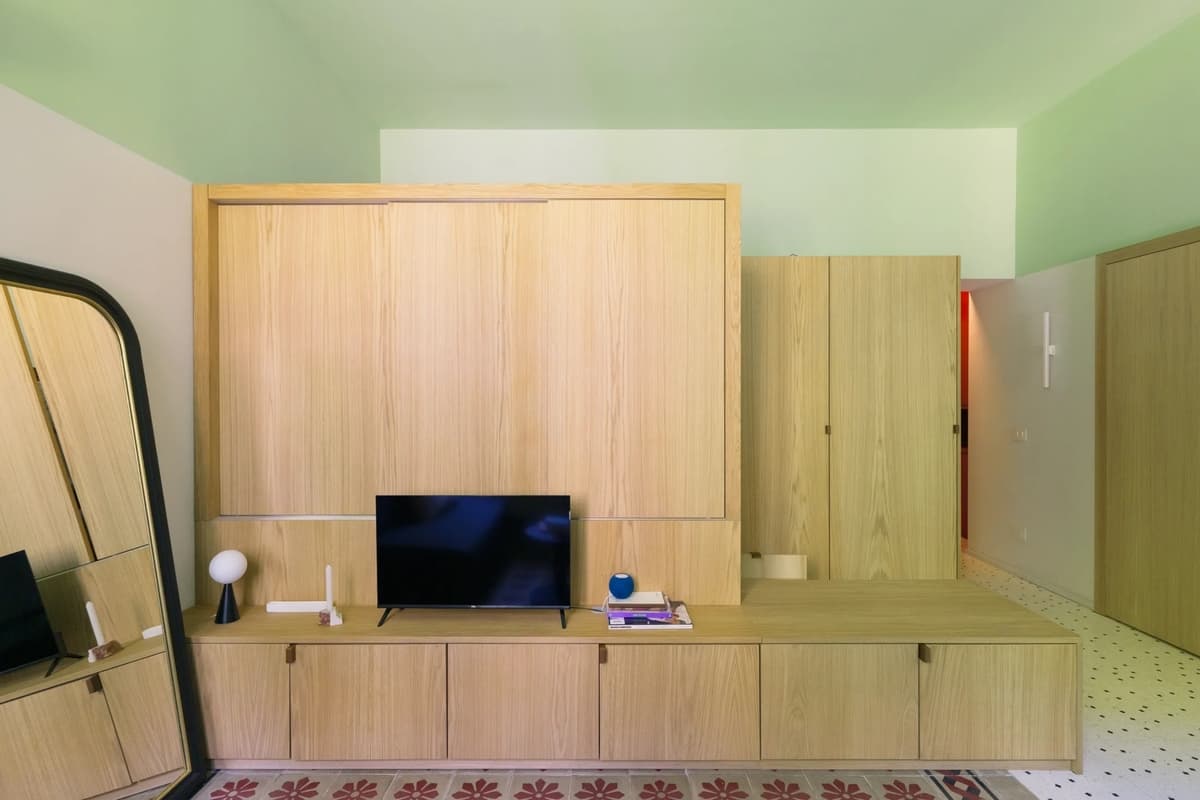Căn hộ 28 m2 'giấu' giường trong khối gỗ để tiết kiệm diện tích