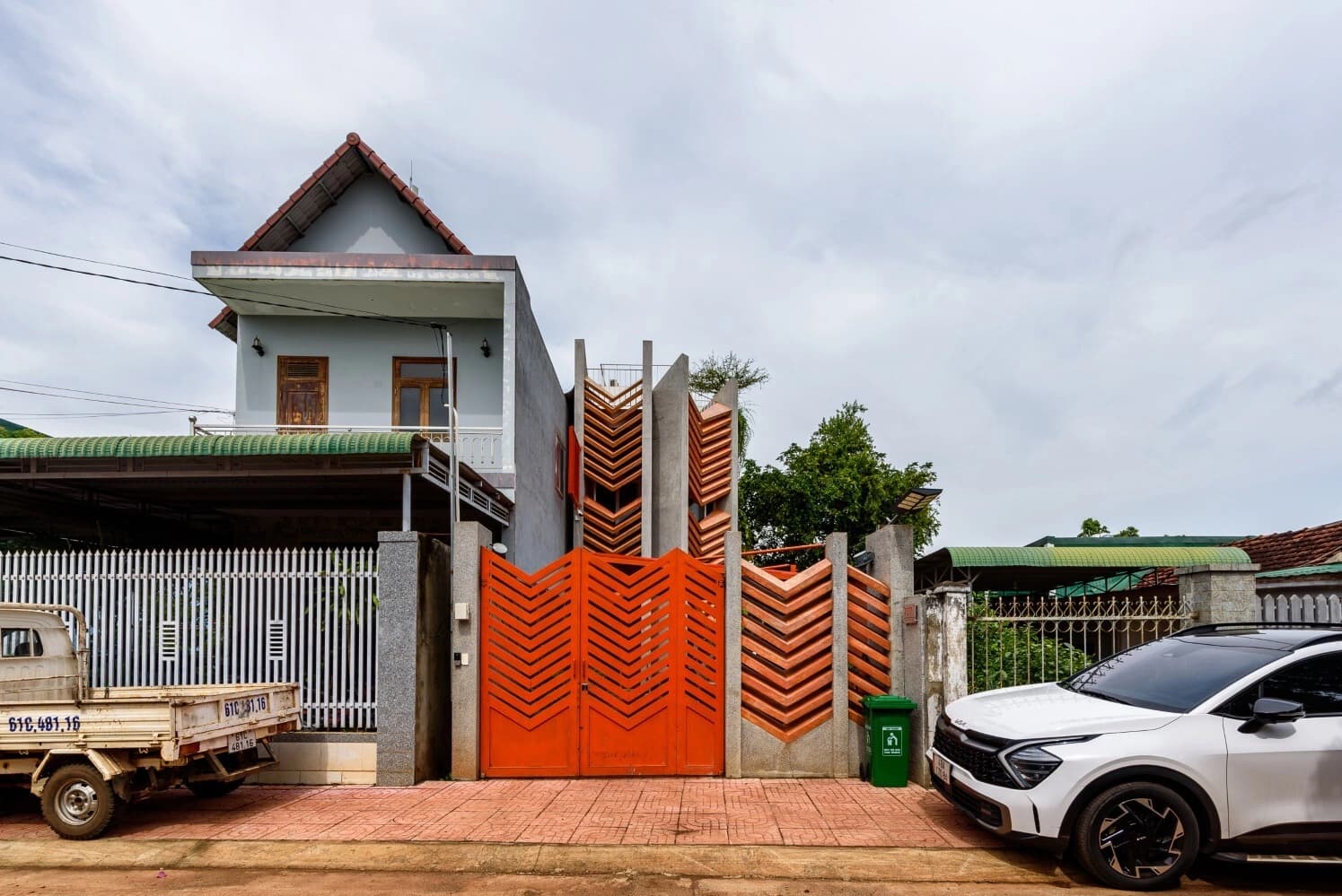 Nhà phố lấy cảm hứng từ vải thổ cẩm và đất đỏ bazan Tây Nguyên
