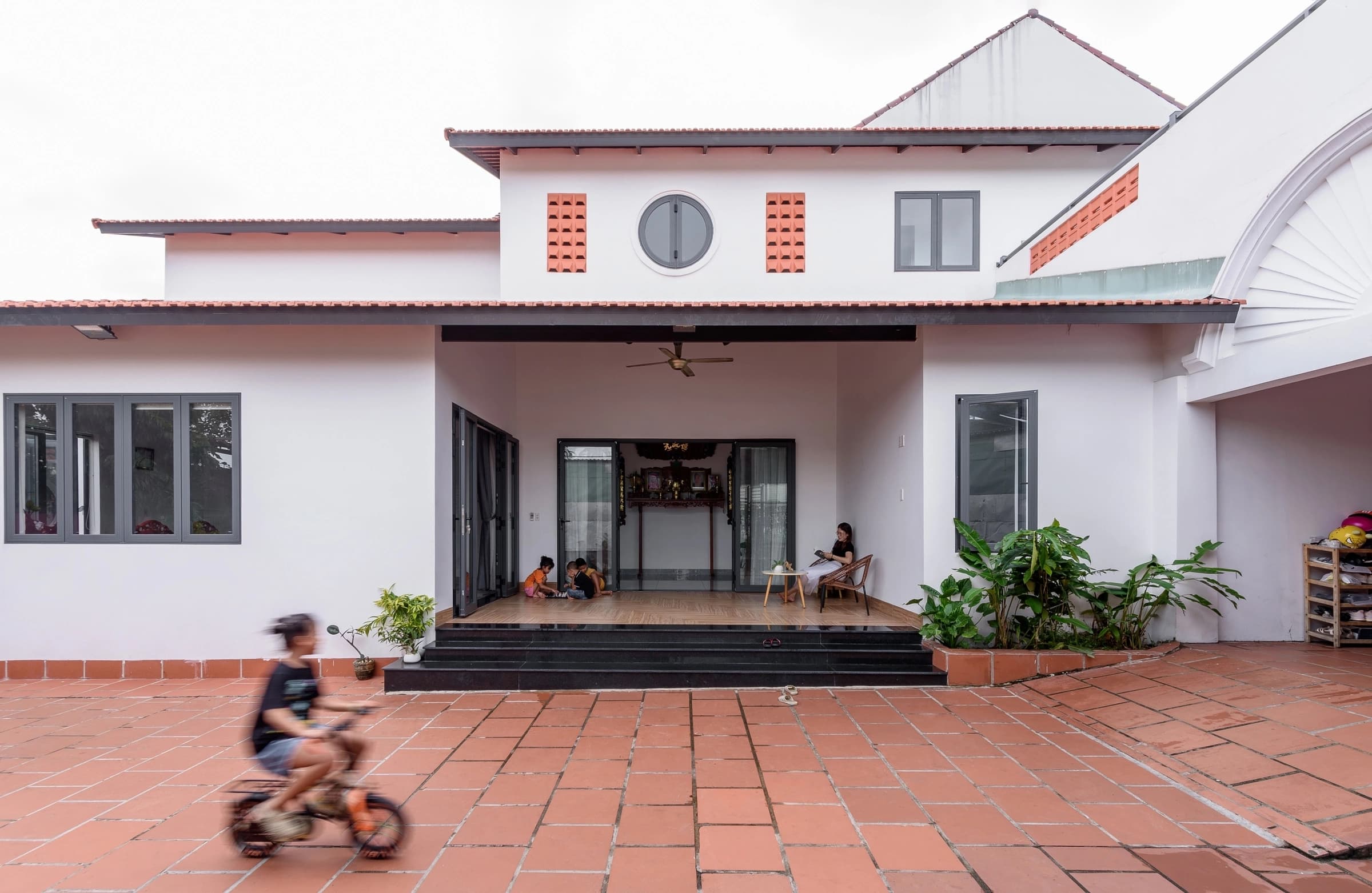 Ngôi nhà ba thế hệ lấy cảm hứng từ kiến trúc ba gian Bắc Bộ