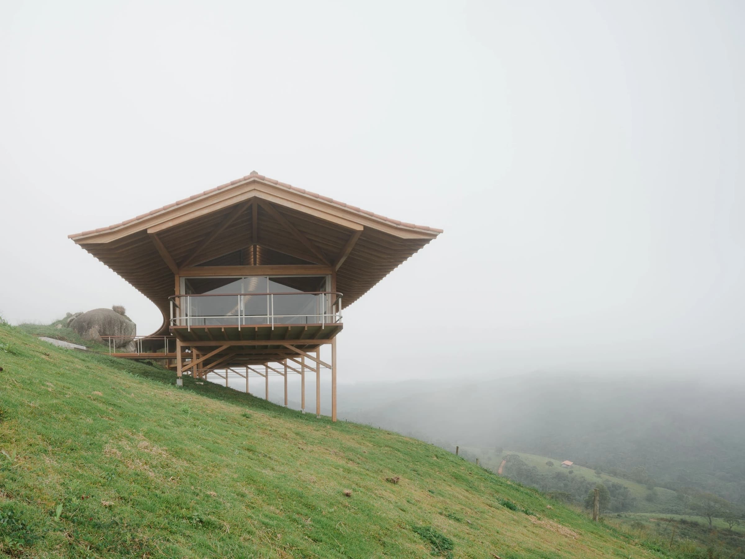 Nhà gỗ 'lơ lửng' trên sườn núi ở độ cao 1.530 m