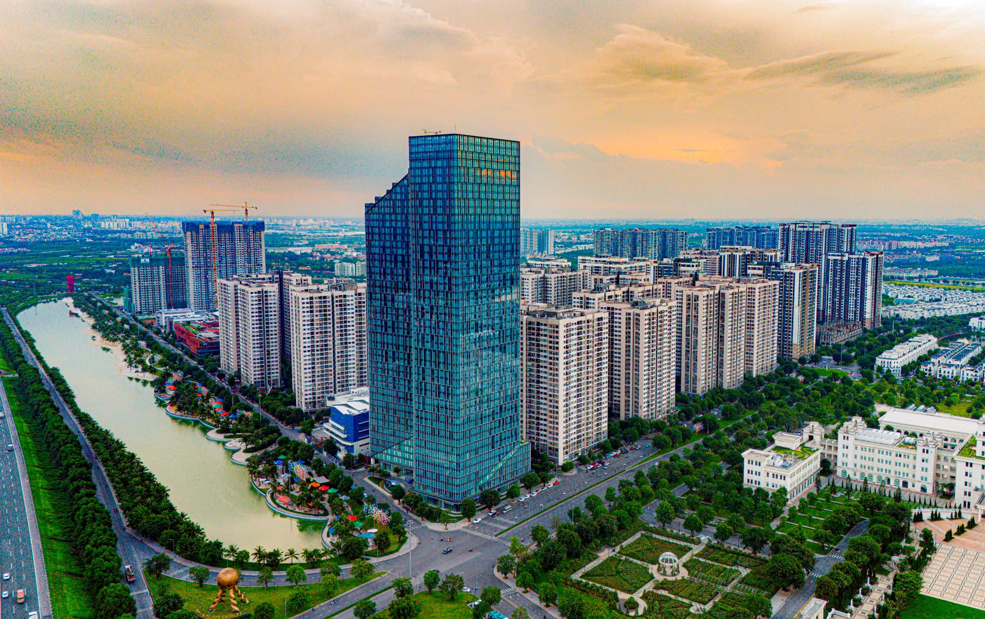 Tuyến cao tốc 105 km đẹp và hiện đại bậc nhất Việt Nam hút loạt ông lớn Vingroup, Sunshine Group, Hoà Phát…đổ về đầu tư